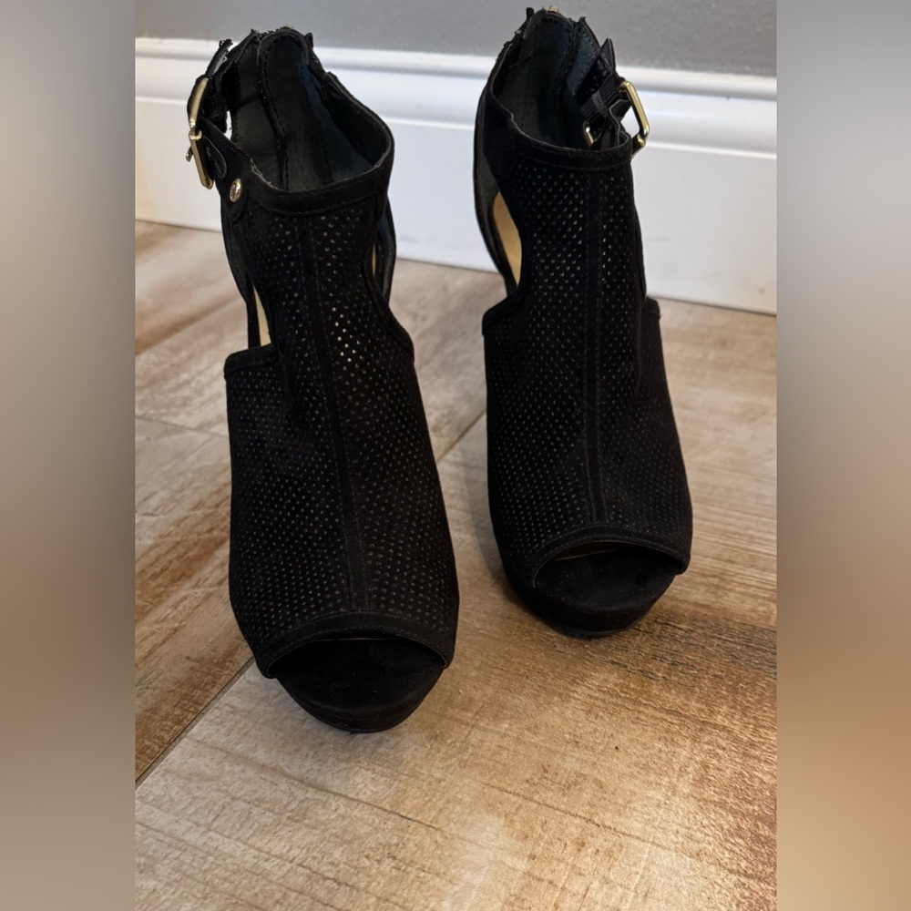 Guess Black color velvety ‘n gold tone hardware High Heel and Peep-Toe Design